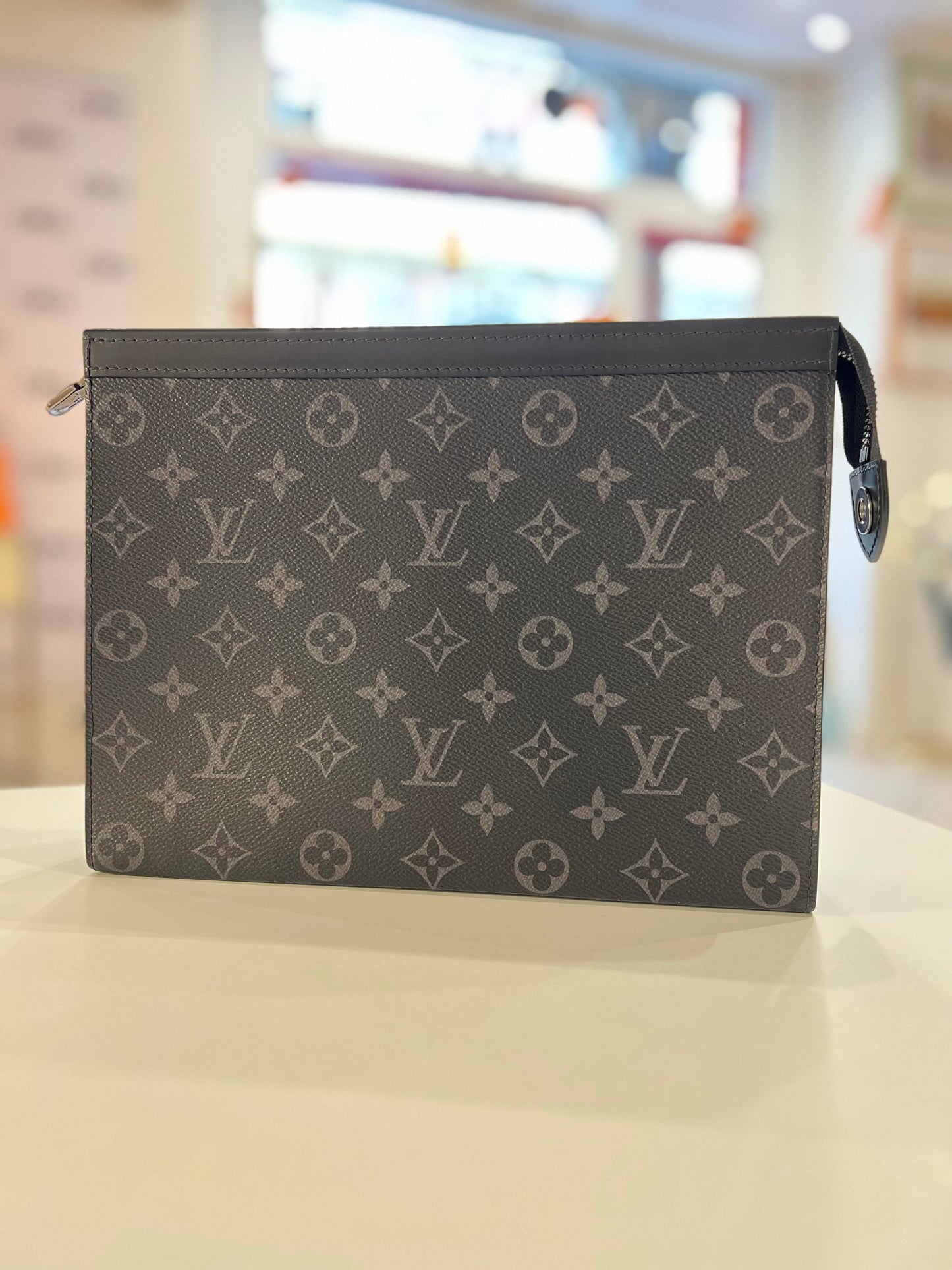 Louis Vuitton Pochette Voyage MM in tela eclipse nera
