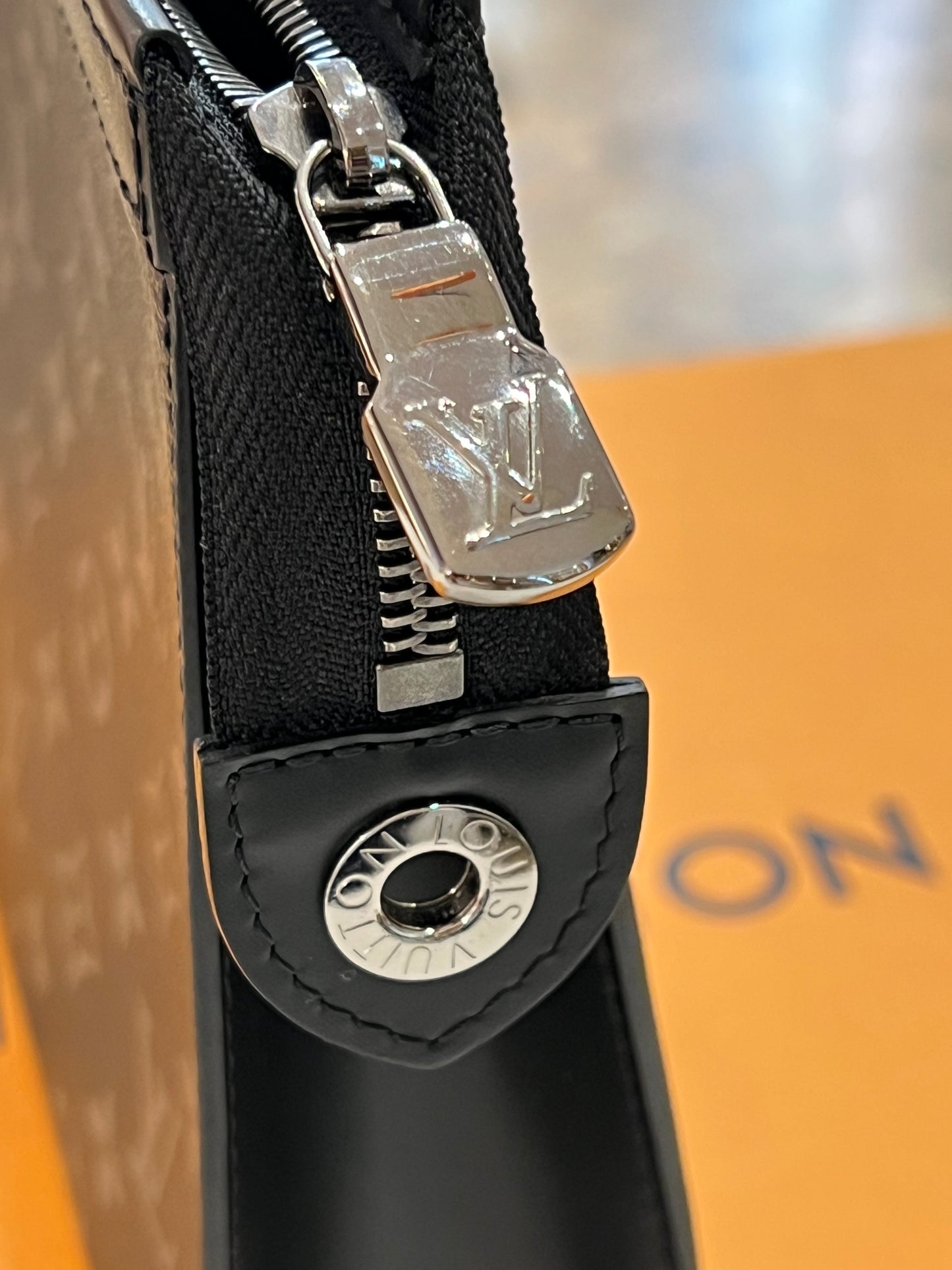 Louis Vuitton Pochette Voyage MM in tela eclipse nera