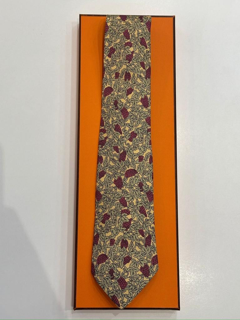 Cravatta vintage Hermès grappoli d’uva base gialla 7278MA