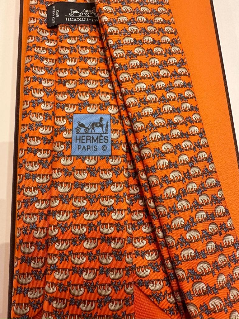 Cravatta vintage Hermès bradipi base arancione 605715PA
