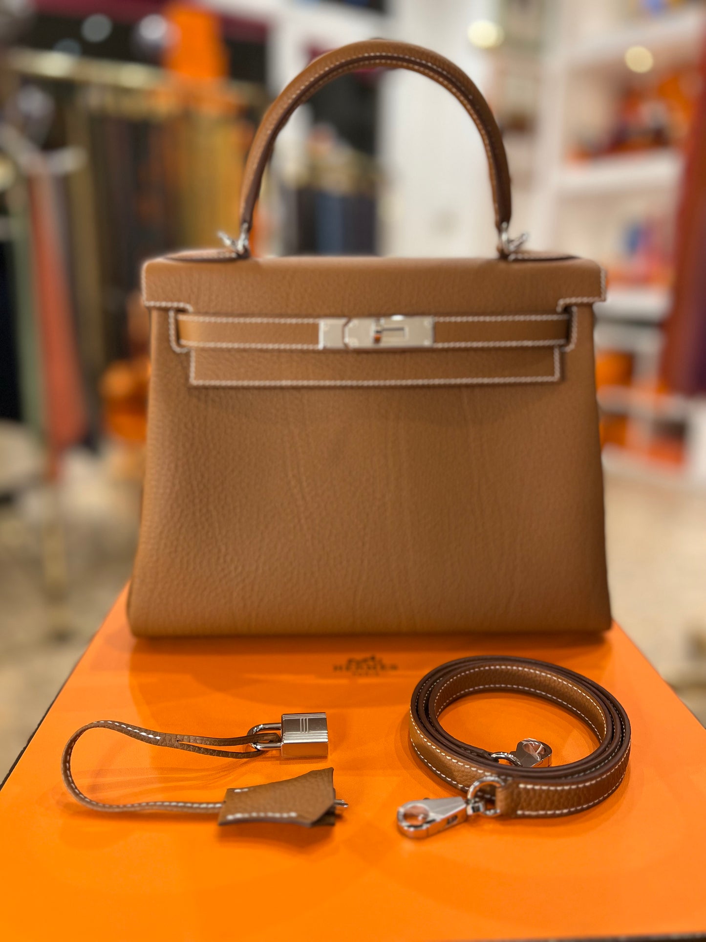 Hermès Kelly 28 Togo Gold Palladium Retourne