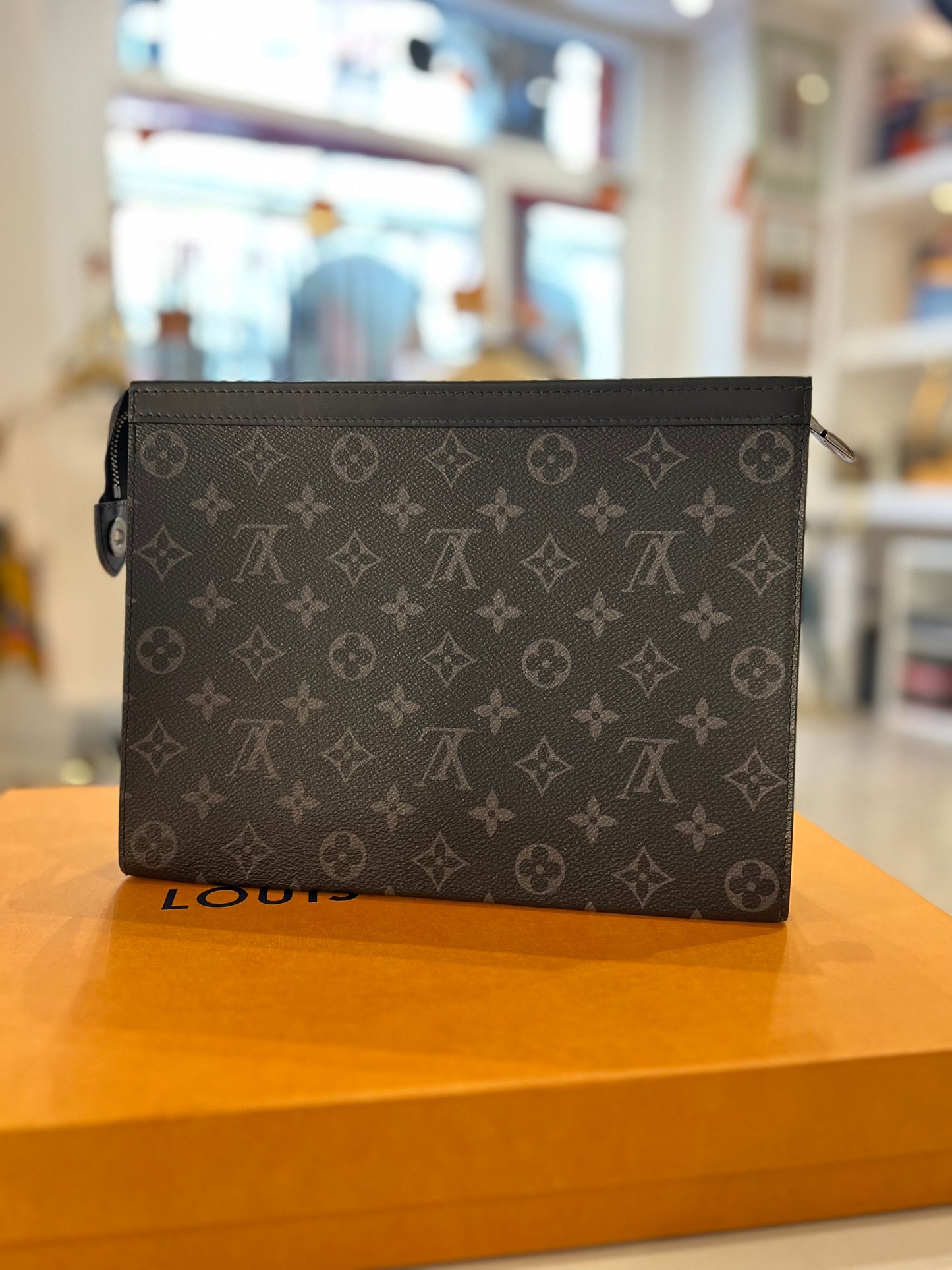 Louis Vuitton Pochette Voyage MM in tela eclipse nera