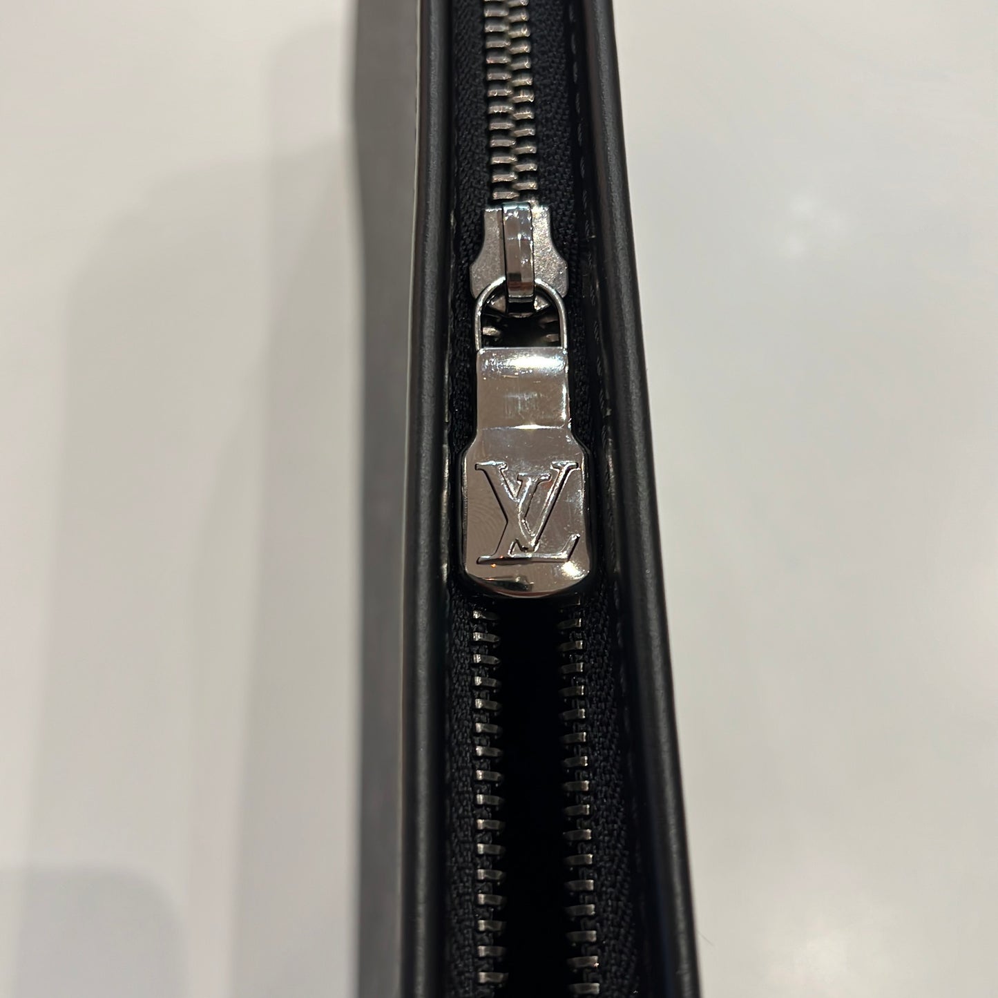 Louis Vuitton Pochette Voyage MM in tela eclipse nera
