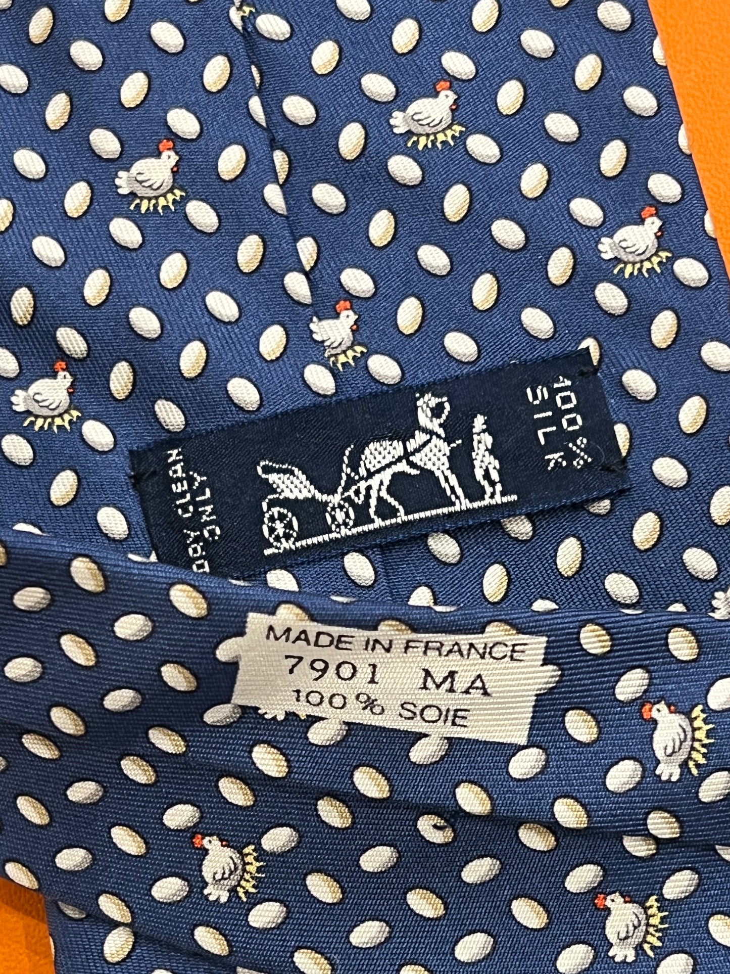 Cravatta Hermès blu con uova e galline 7901MA