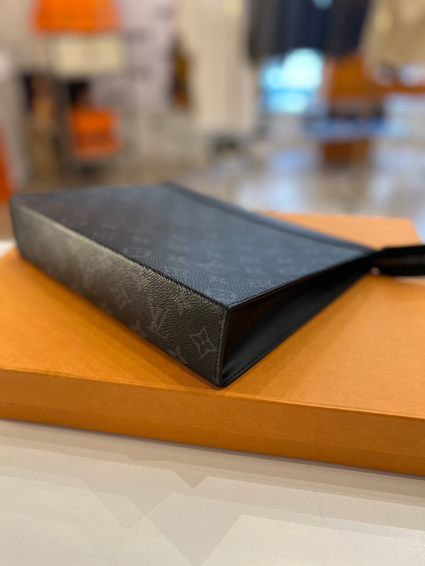 Louis Vuitton Pochette Voyage MM in tela eclipse nera