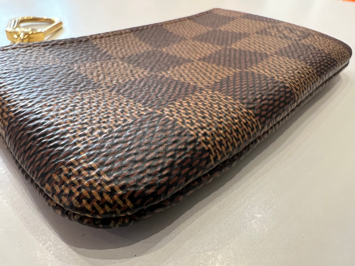 Louis Vuitton pochette con catena