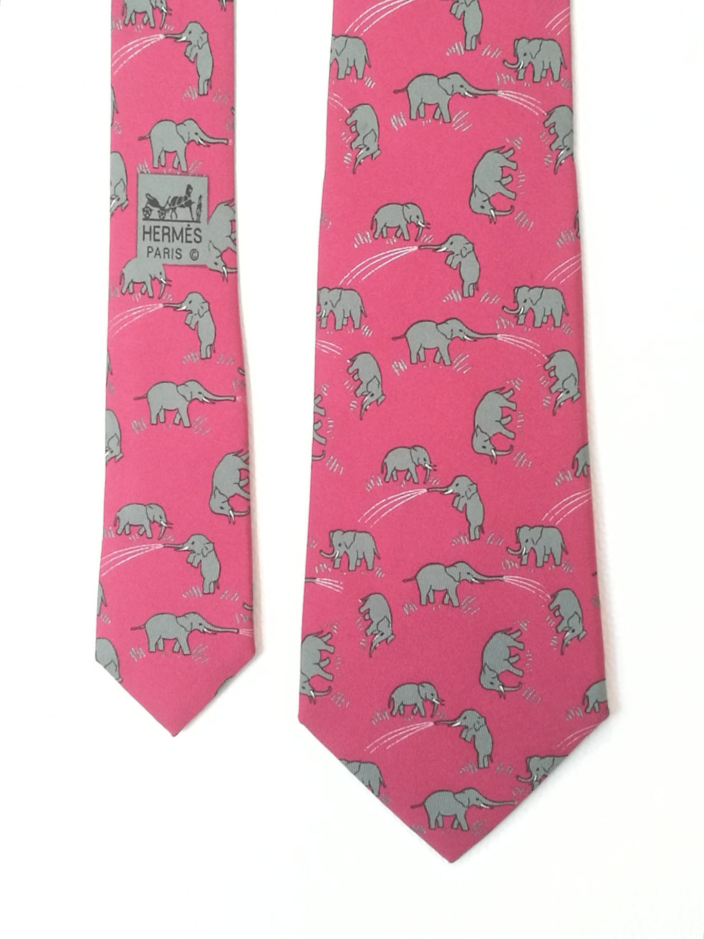 Cravatta Hermès con sfondo rosa con elefanti grigi.