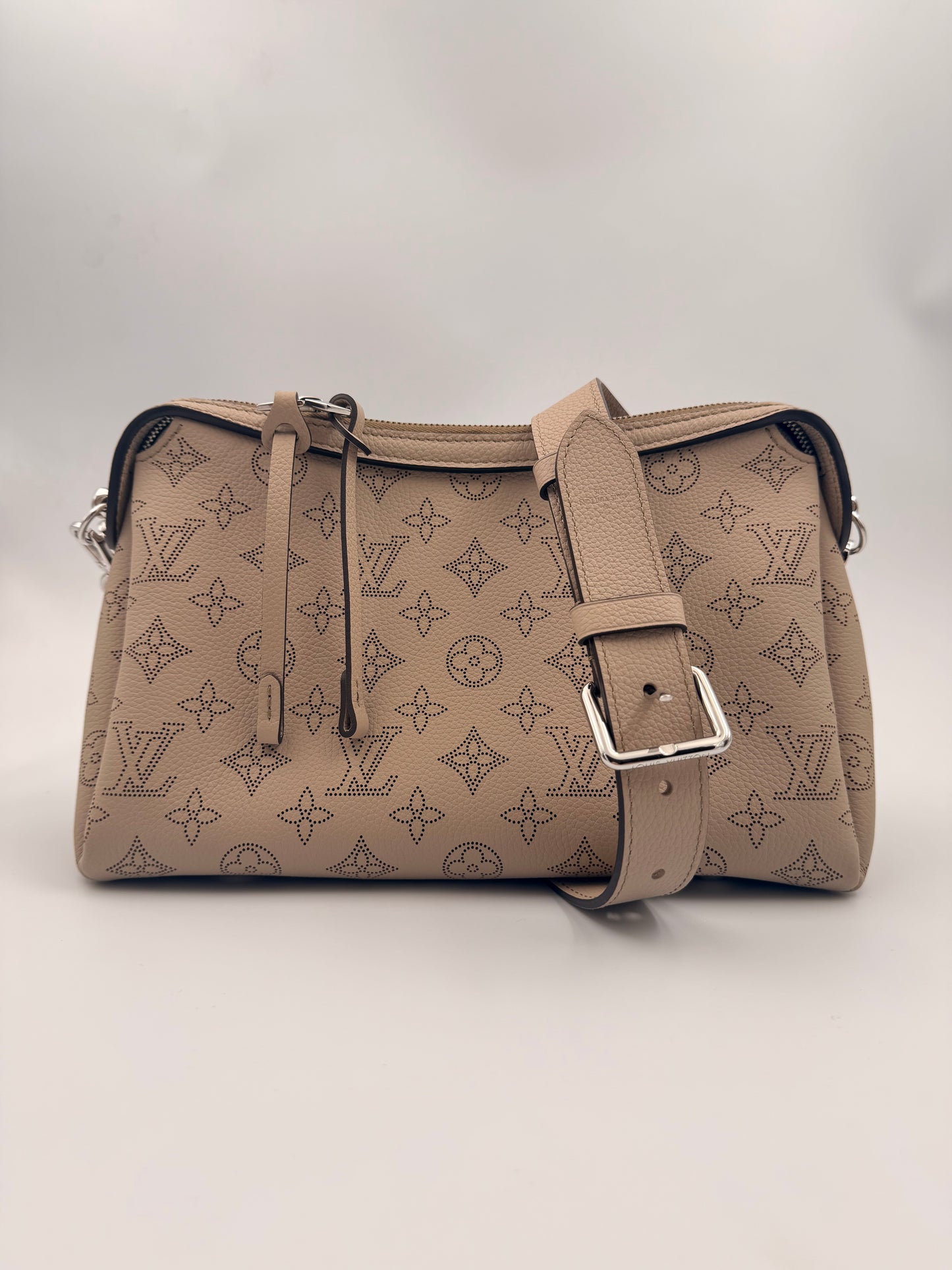 Louis Vuitton Hand It All Mahina