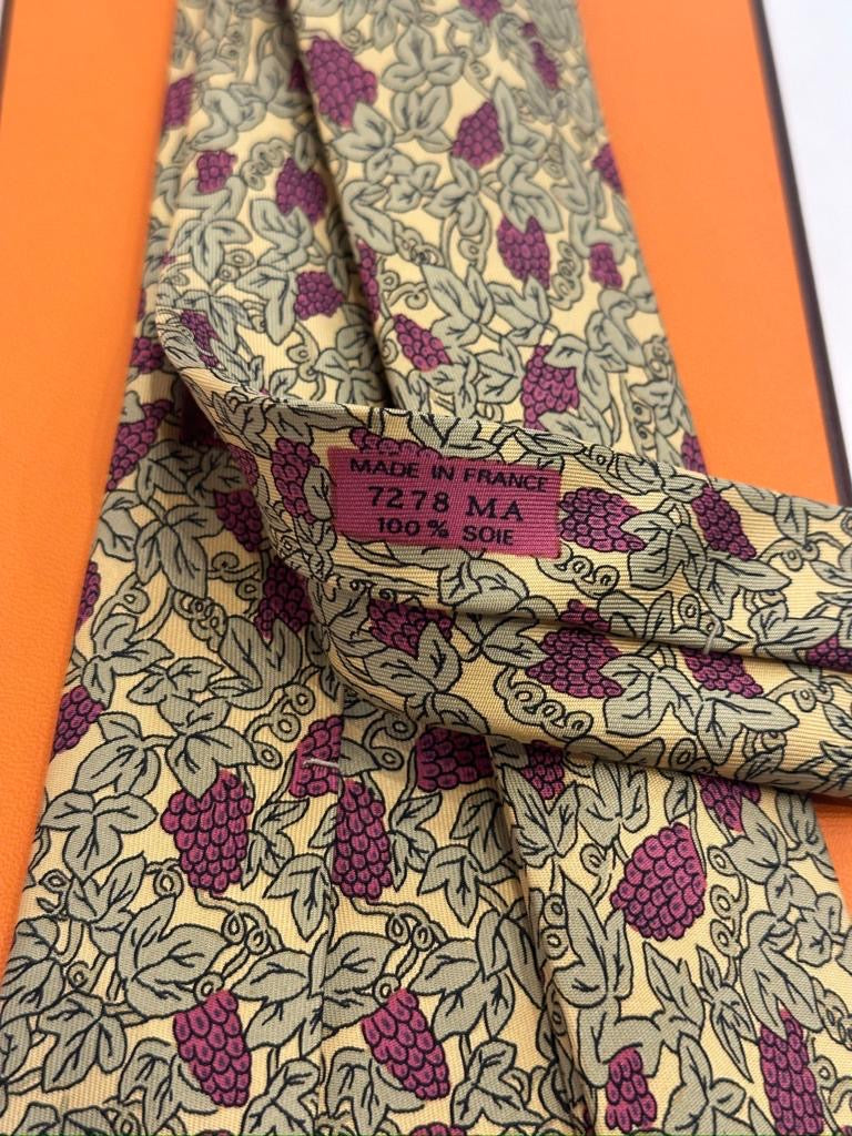 Cravatta vintage Hermès grappoli d’uva base gialla 7278MA