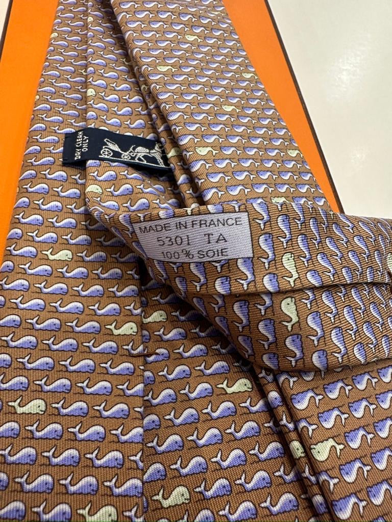 Cravatta vintage Hermès balene base marroncino 5301TA