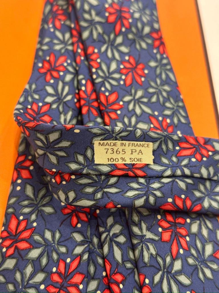 Cravatta vintage Hermès foglie rosse base blu 7365PA