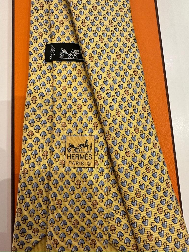 Cravatta vintage Hermès base gialla stampa funghi 7923MA