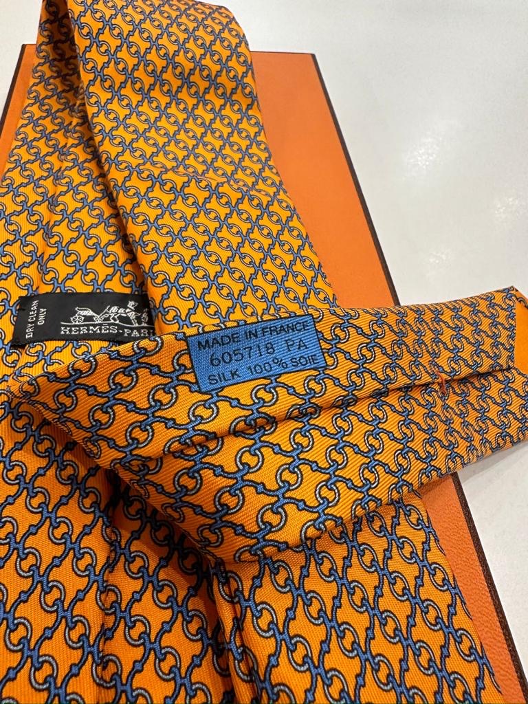 Cravatta vintage Hermès intreccio H su sfondo arancio 605718PA