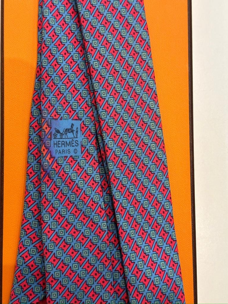 Cravatta vintage Hermès geometrica base fucsia 7032TA