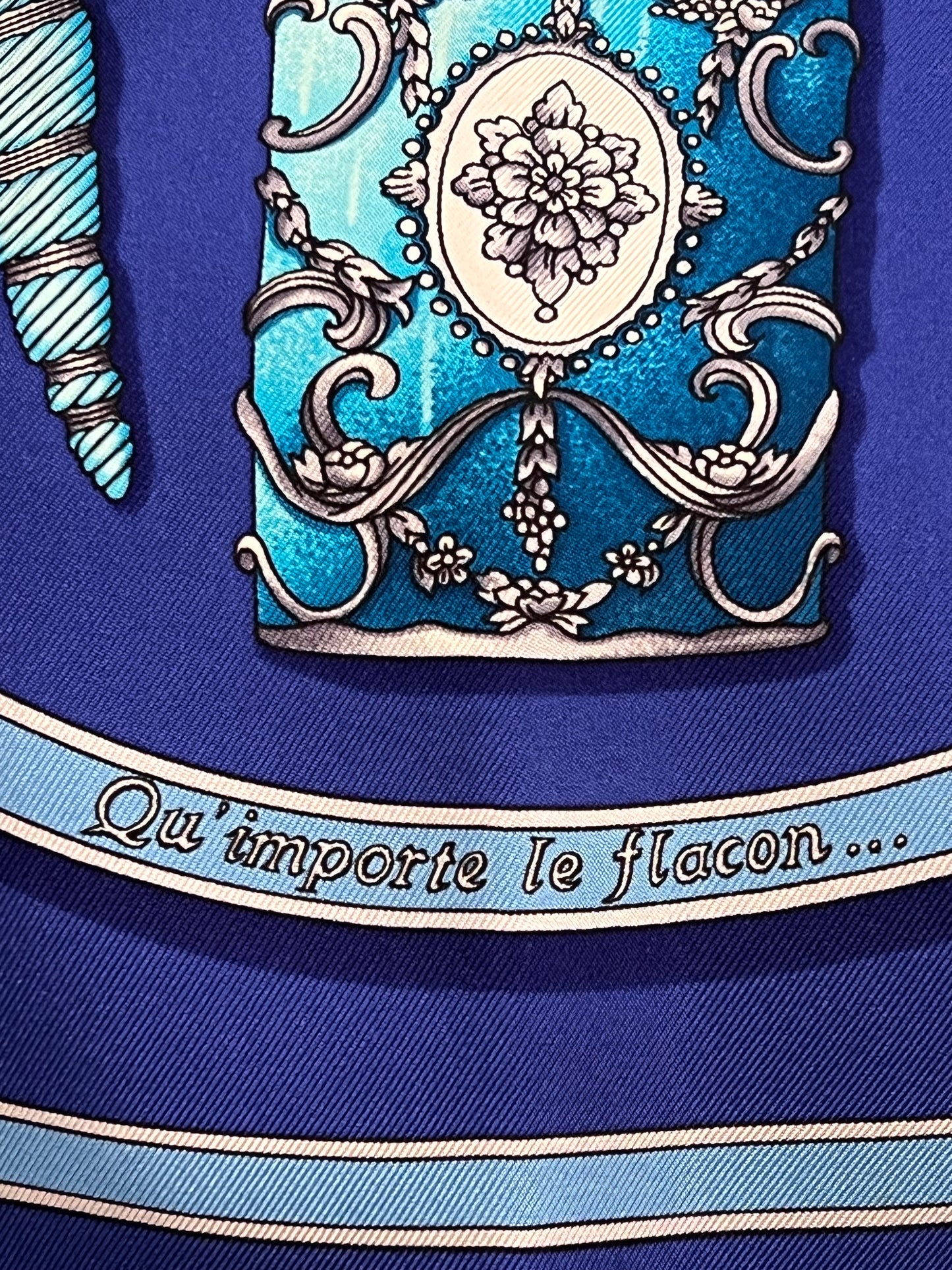 Foulard Hermès vintage Qu'importe le flacon