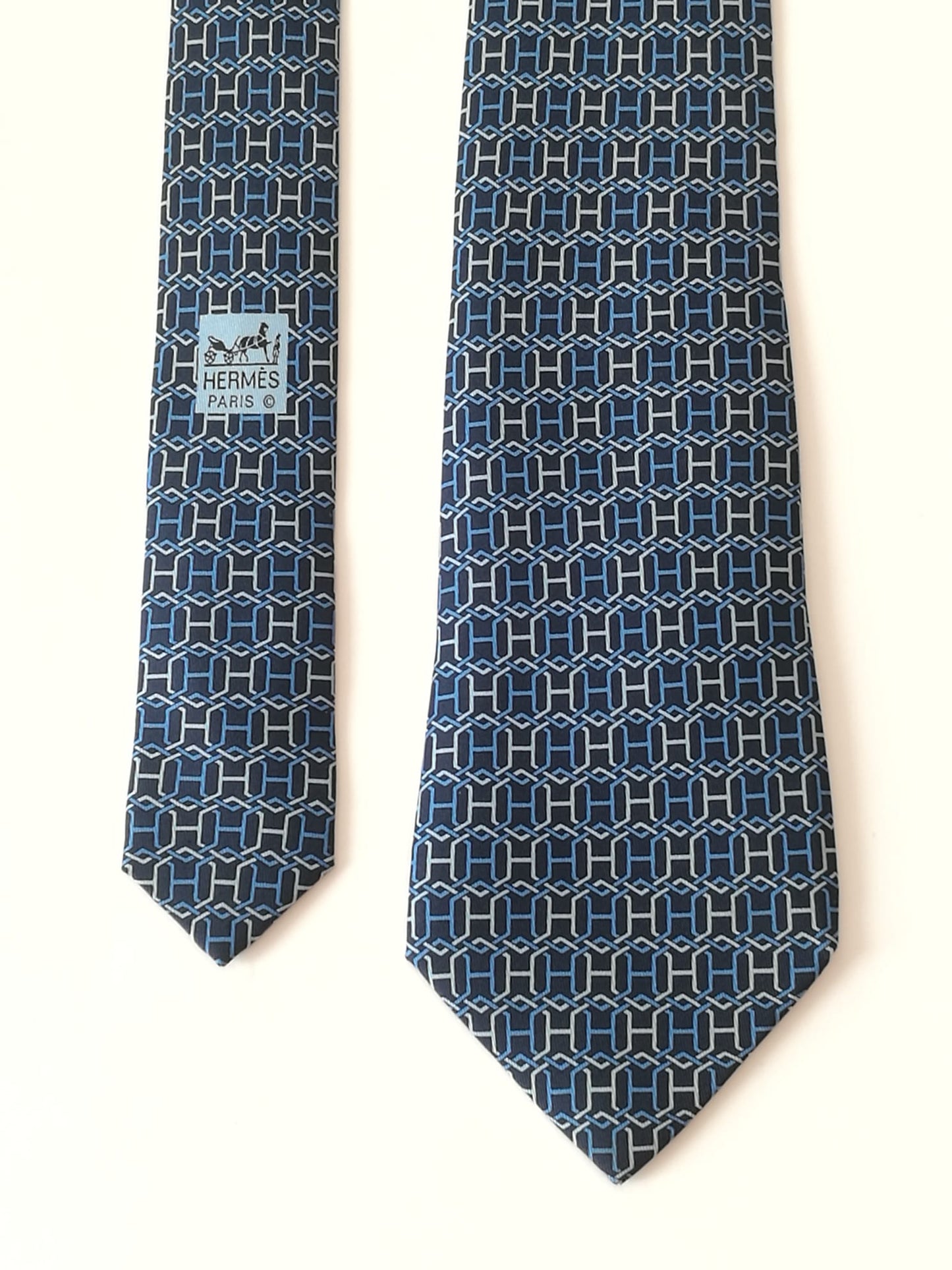 Cravatta Hermes con  H intrecciate in blu e bianco.