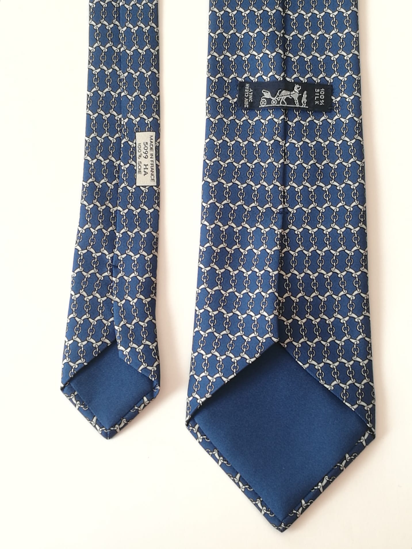 Cravatta Hermes con catena