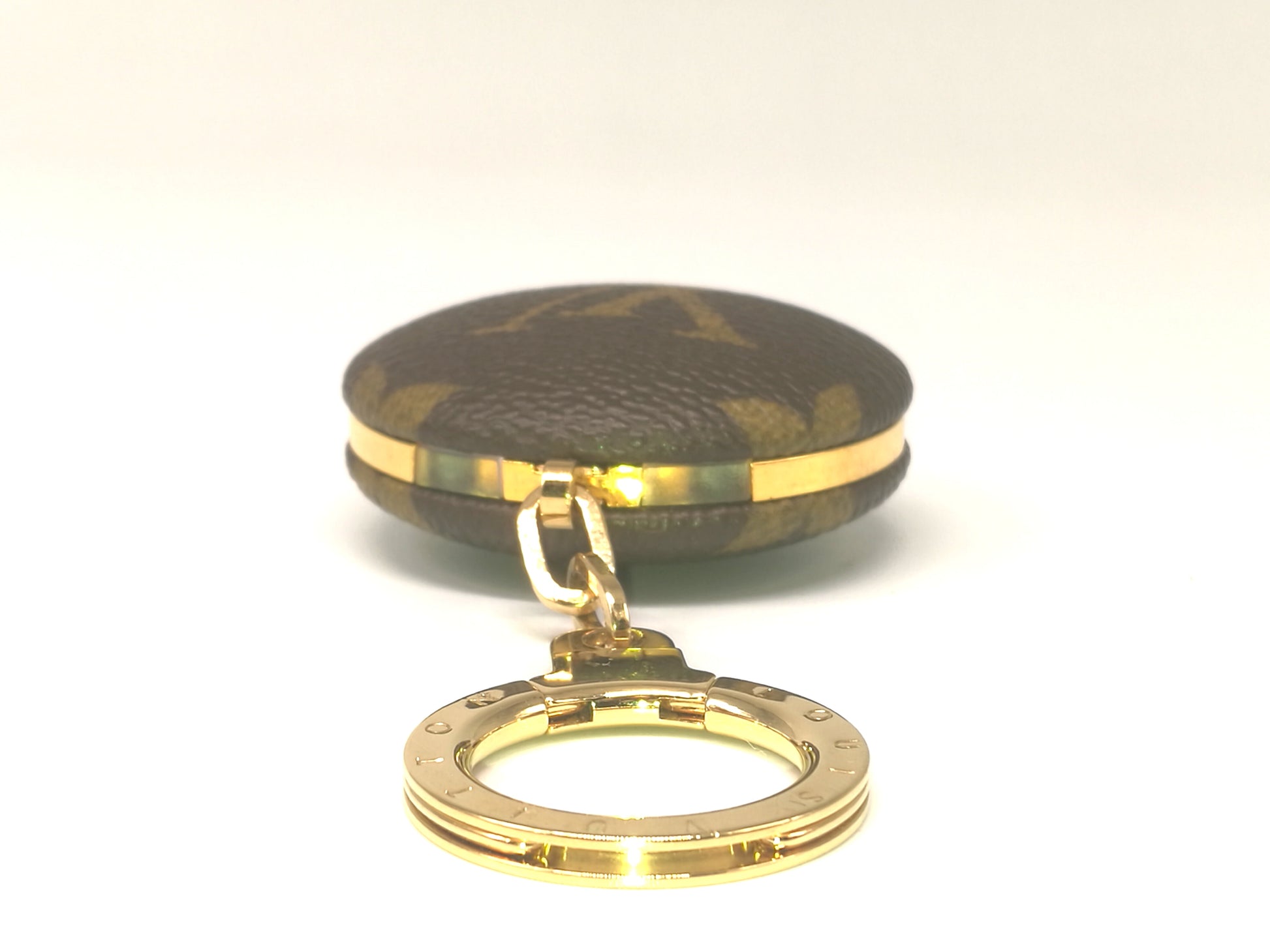 Louis Vuitton Monogram Astropill Key Ring Keychain Light White gold Metal  ref.298520 - Joli Closet