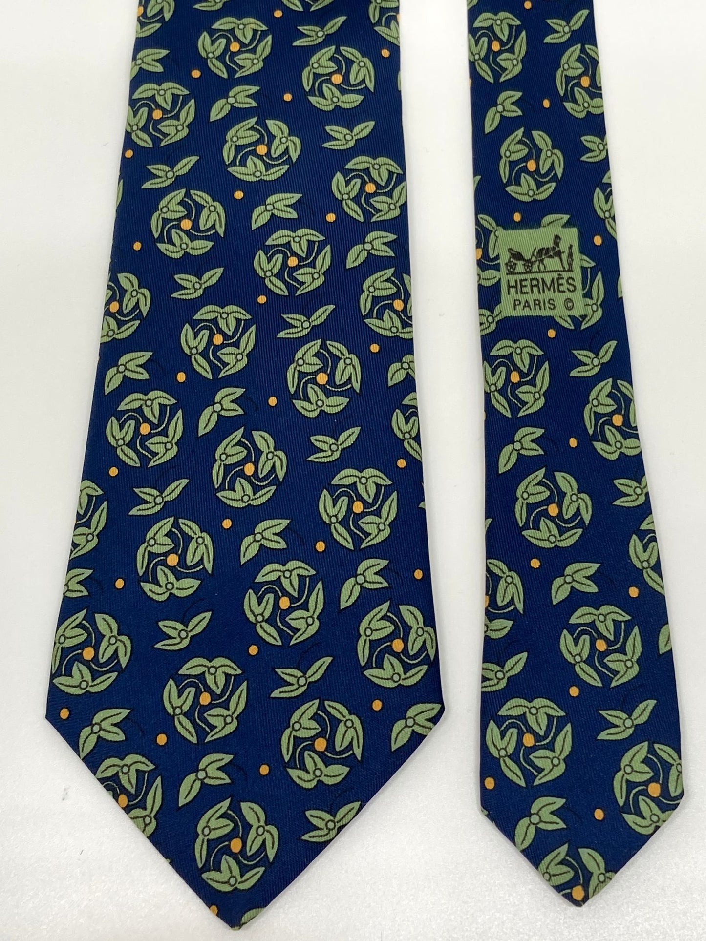 Cravatta Hermès con foglie verde concentriche c.7281MA