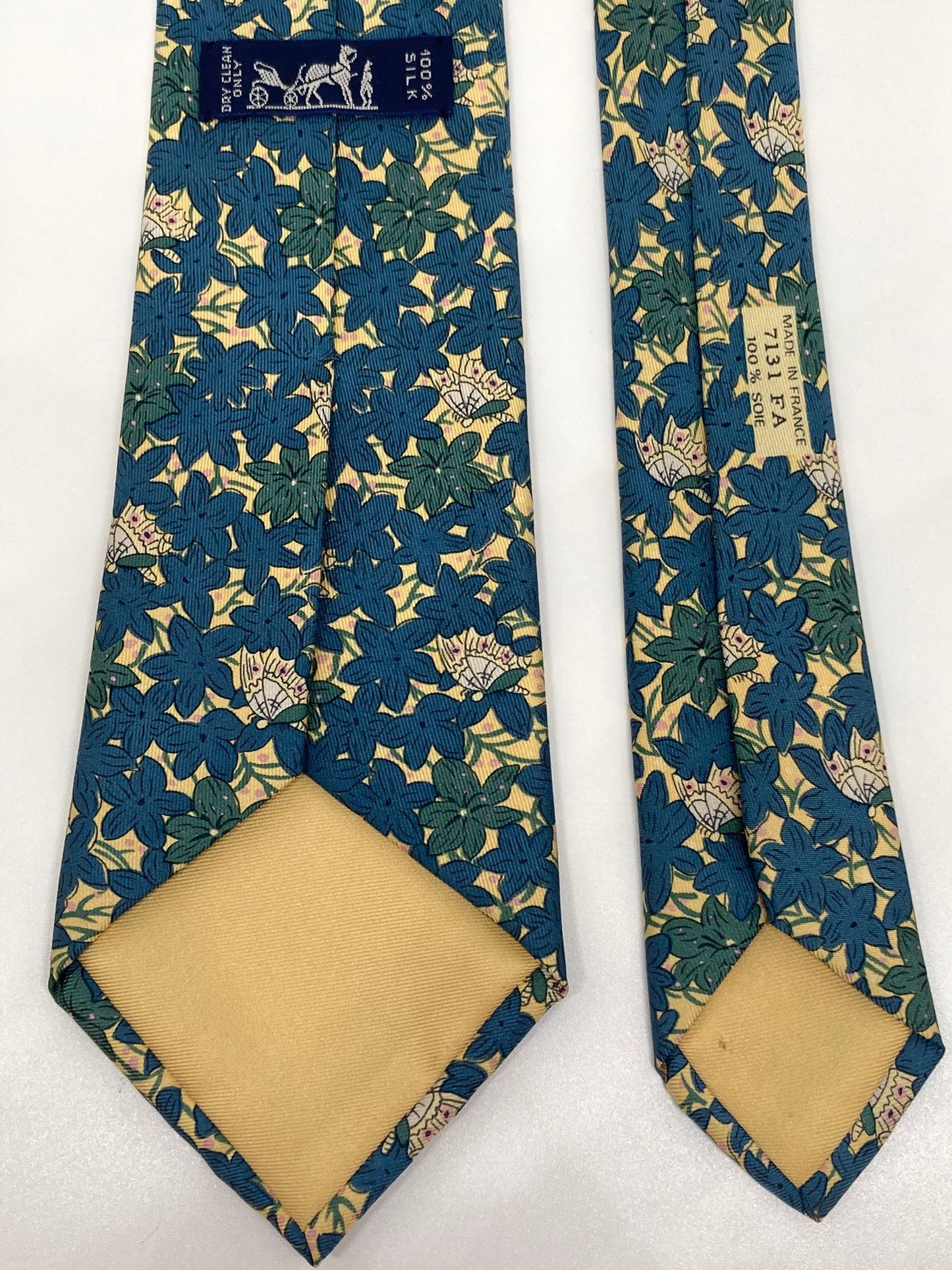 Cravatta Hermès con fiori e farfalle c.7131FA