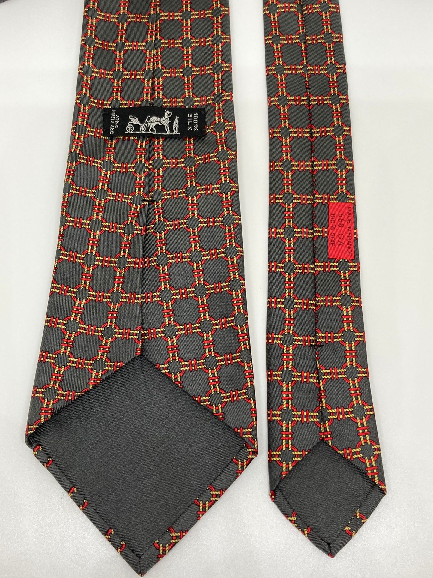 Cravatta Hermès con cerchi legati c.668OA