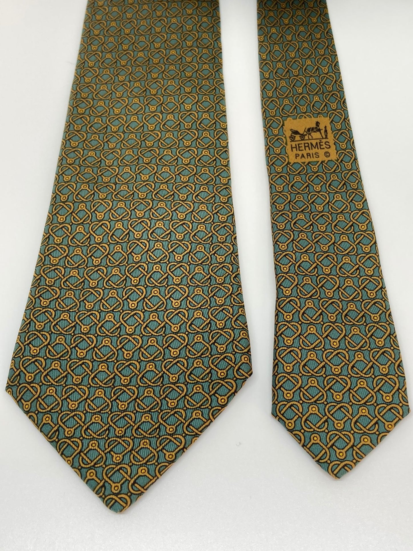 Cravatta Hermès stampa a forma di cuore intrecciato  c.7318EA