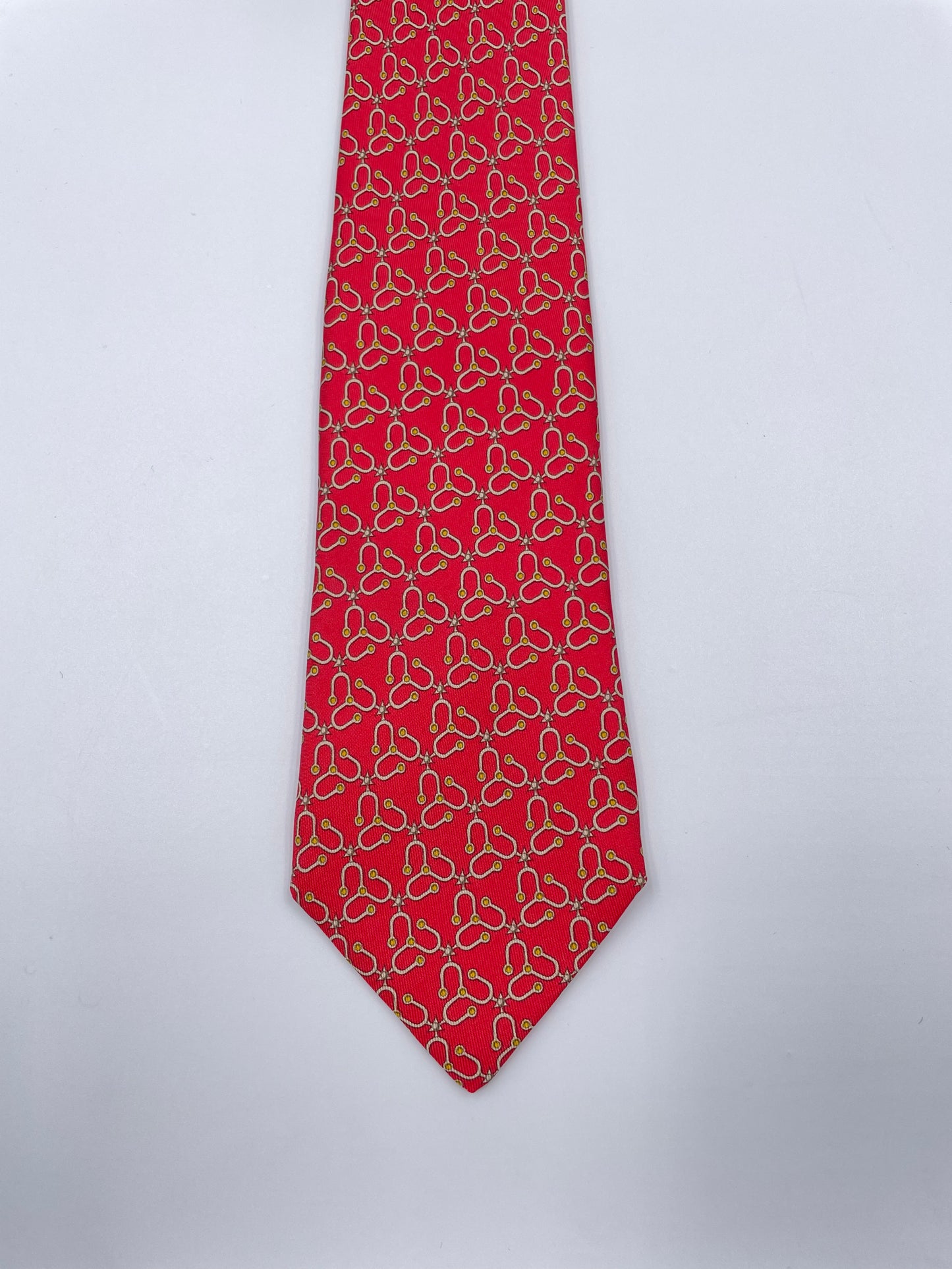 Cravatta Hermès geometrie triangolari sfondo rosso c.7383PA