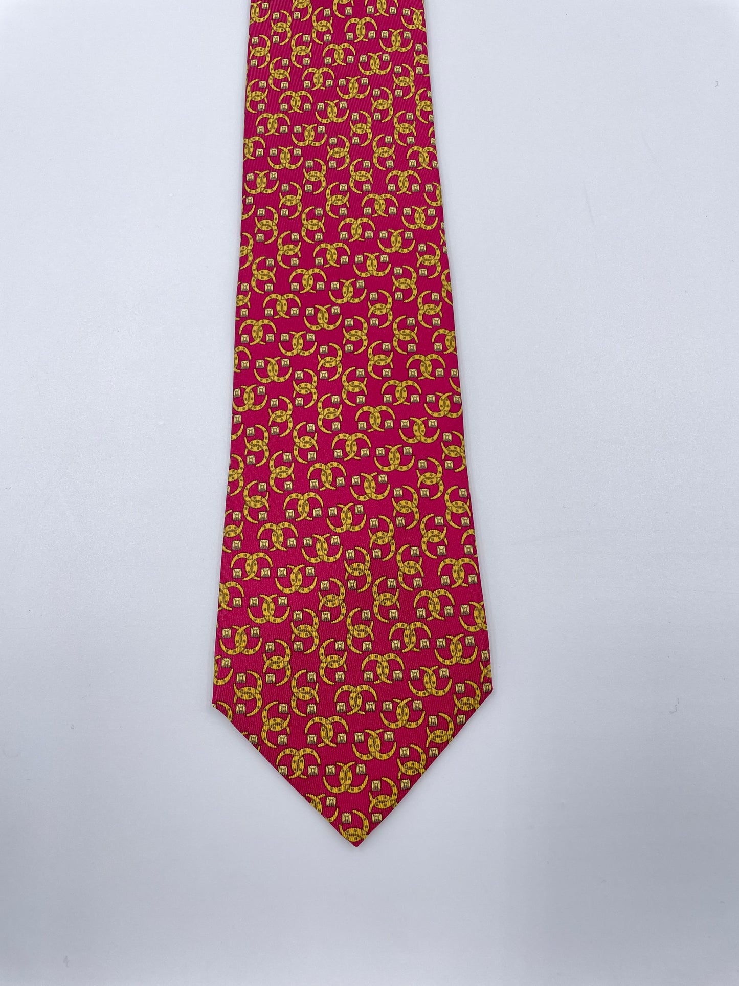 Cravatta Hermès stampa geometrica oro sfondo rosso c.7303EA