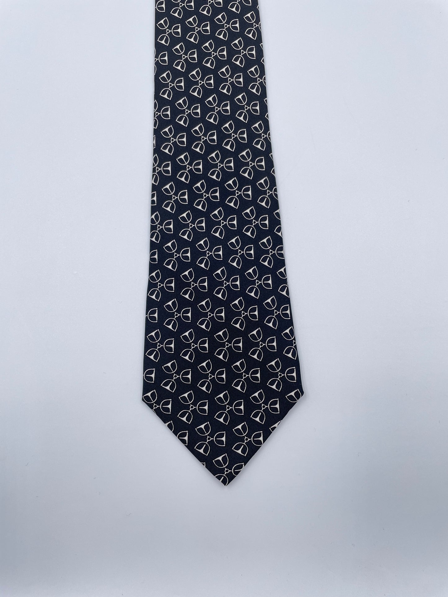 Cravatta Hermès stampa briglie sfondo nero c.7479IA